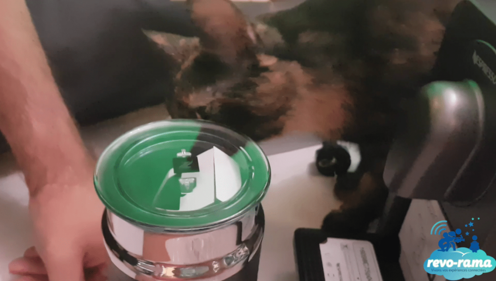 revorama-nespresso-machine-cafe-connectee-prodigio-milk