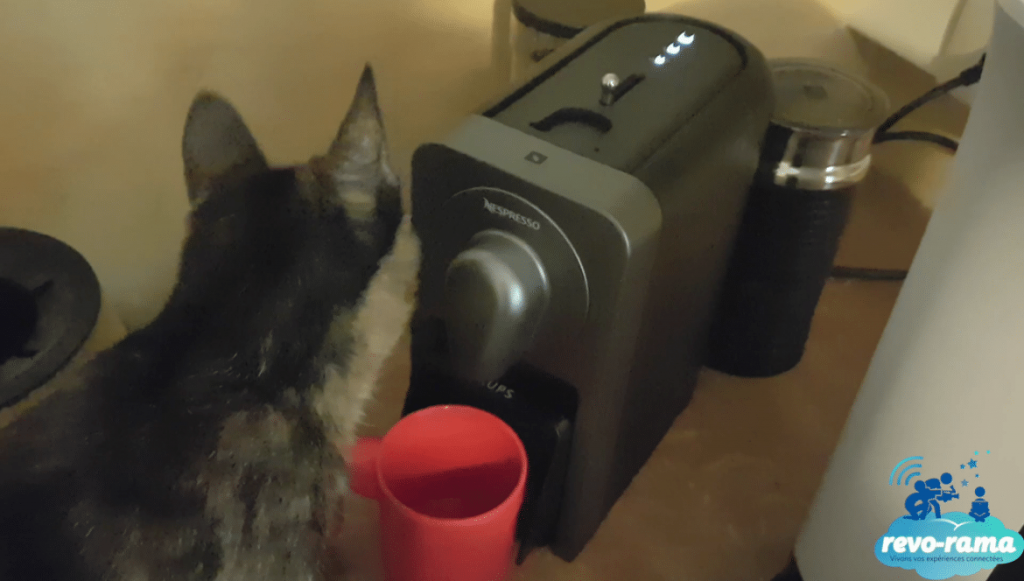 revorama-nespresso-machine-cafe-connectee-prodigio-milk