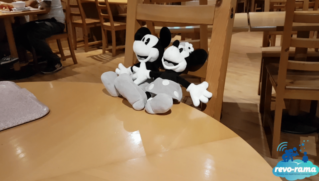 revorama-pokemon-go-plus-halloween-disneyland-paris